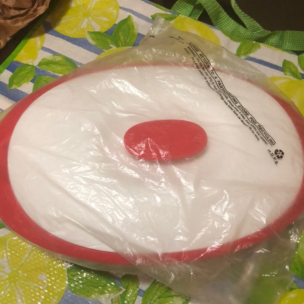 Red Tupperware with spoon - Picture 2 of 4